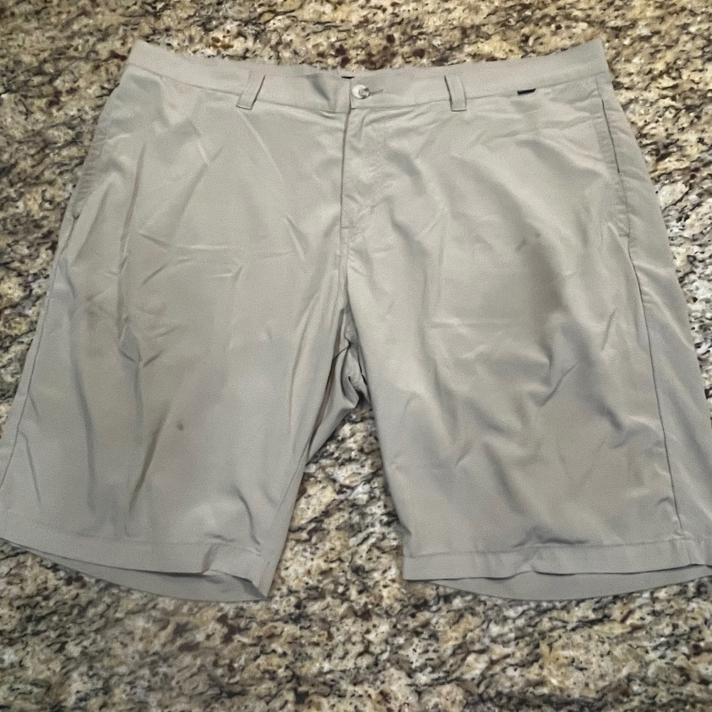 TravisMathew Mens Khaki Tan Micro Stripe Performance Golf Shorts Size 42 Stretch